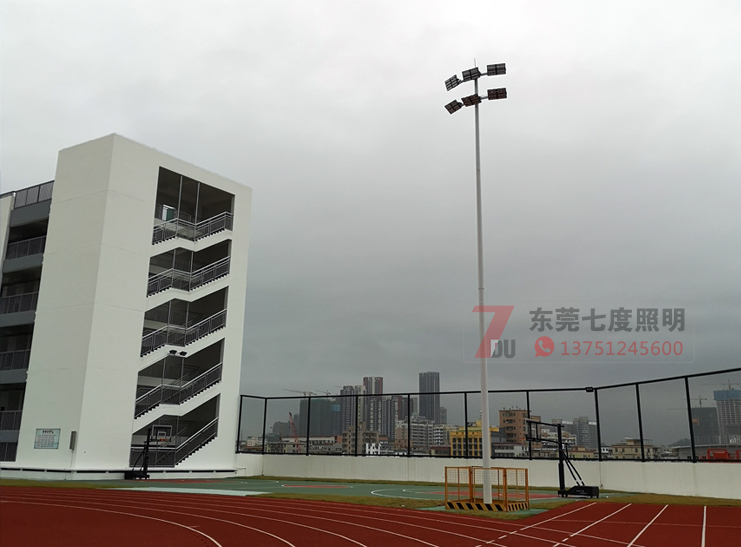 學(xué)校操場(chǎng)15米6x400W高桿燈現(xiàn)場(chǎng)實(shí)例圖片